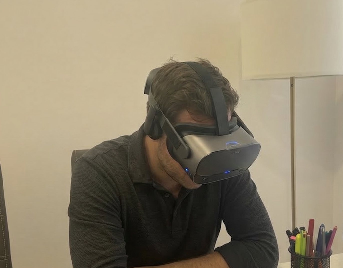 Adulto realizando prueba neuropsicológica con realidad virtual para diagnóstico de TDAH