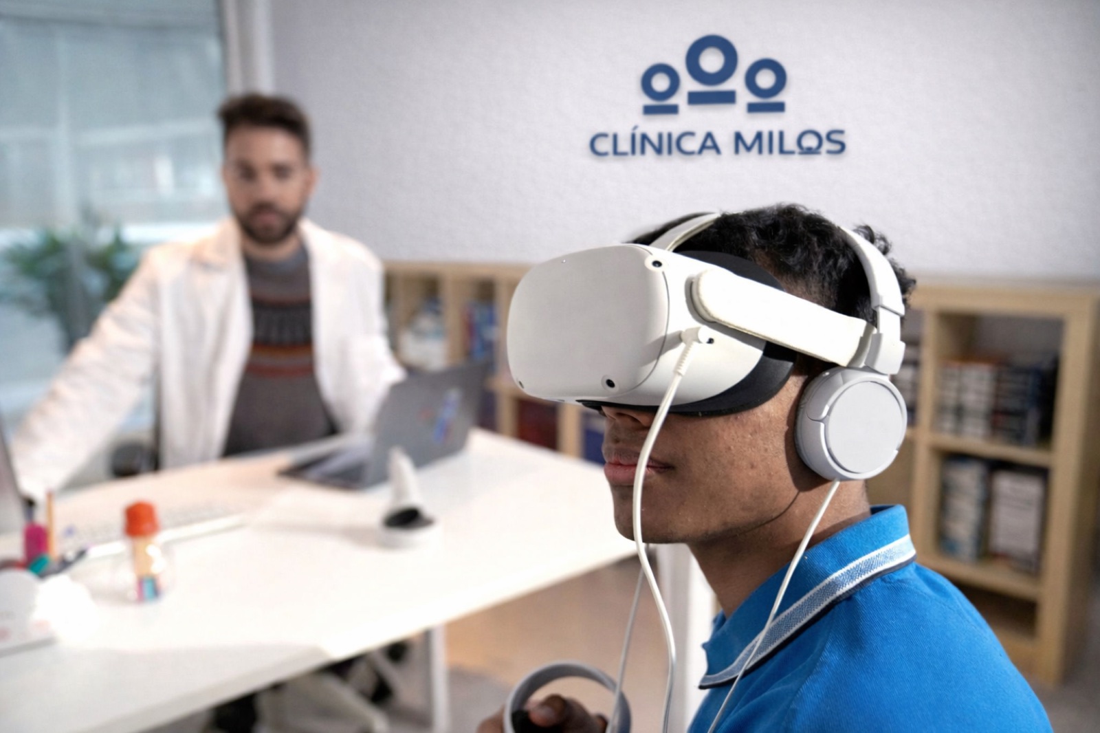 Joven realizando prueba con realidad virtual en contexto clínico